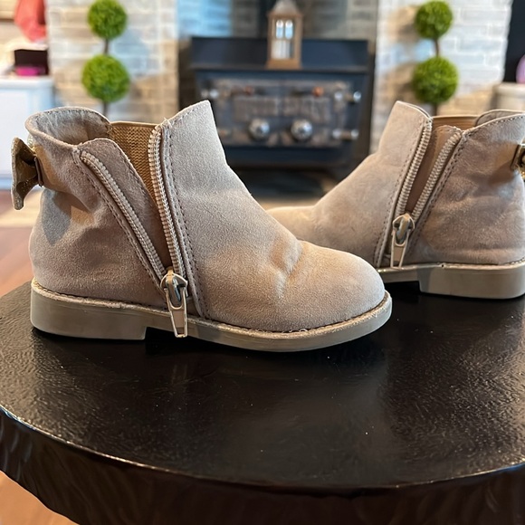 Toddler Zip Ankle Boots, Size 7 - Picture 8 of 12
